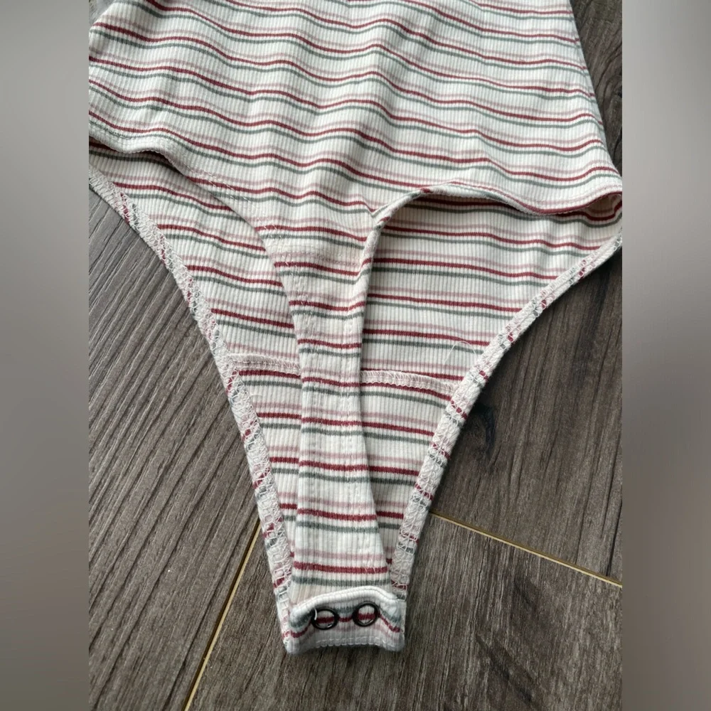 3/$30 Abercrombie & Fitch ribbed knit halter style bodysuit w/ low back - Picture 6 of 8